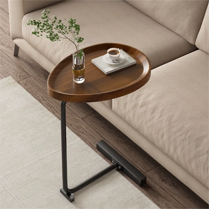 Stijlvolle houten bijzettafel naast een moderne beige bank in de woonkamer