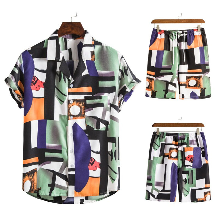 Mannenmode zomer: kleurrijke Hawaiian set. Korte broek en t-shirt voor warme dagen.