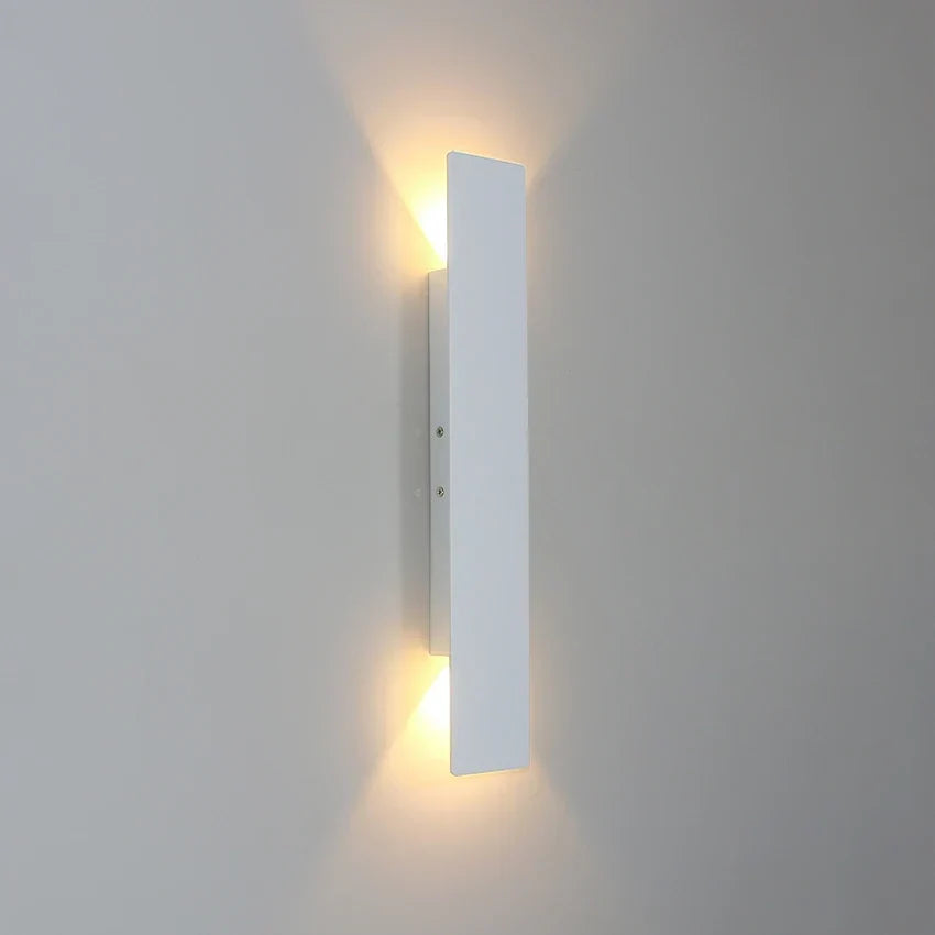 Gedetailleerd aanzicht van een StormGlow wandlamp gemonteerd.