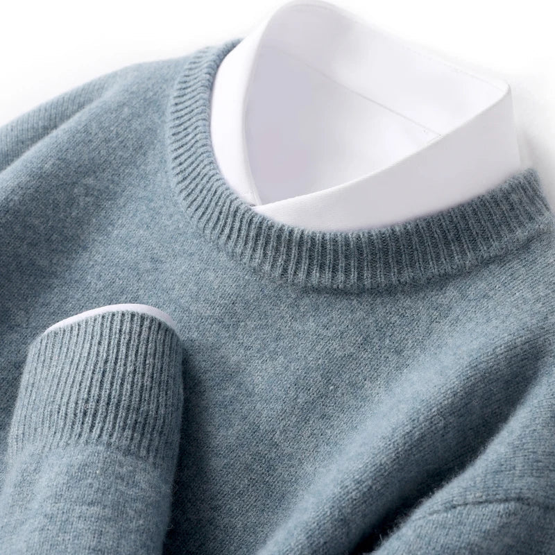 Detailopname van blauwe herentrui met textuur en kraag
