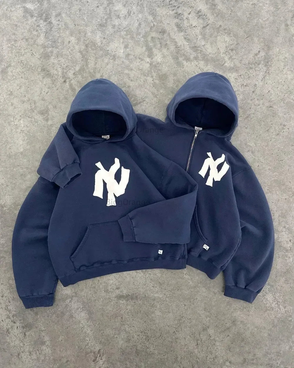 Twee navy blauwe Y2K hoodies en vesten met opvallend wit logoontwerp