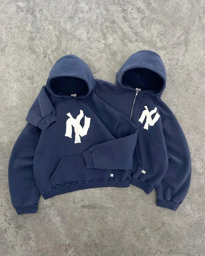 Twee navy blauwe Y2K hoodies en vesten met opvallend wit logoontwerp