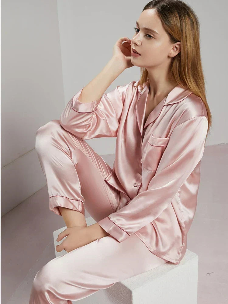 Celeste dames pyjama set in zacht roze gedragen door model
