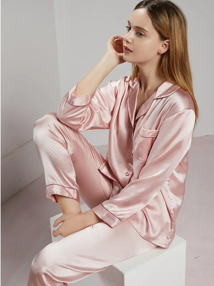 Celeste dames pyjama set in zacht roze gedragen door model
