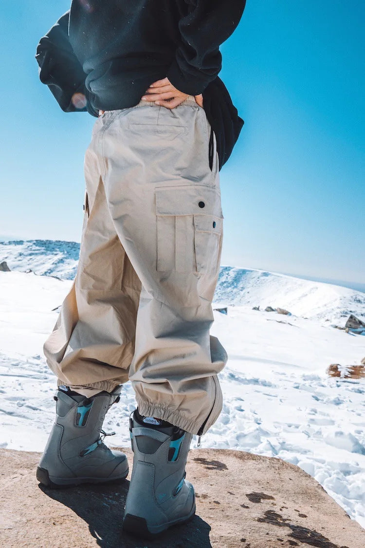 Warme baggy skibroek (unisex) in zwart, perfect voor wintersport, skiën of snowboarden in de sneeuw.