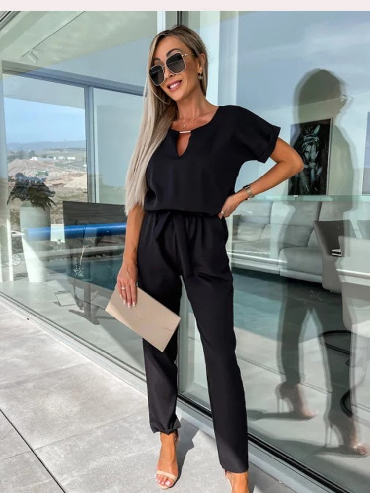 Chique dames jumpsuit met V-hals, geplooide mouwen en flatterende pasvorm. Ideaal voor dames die stijl waarderen.