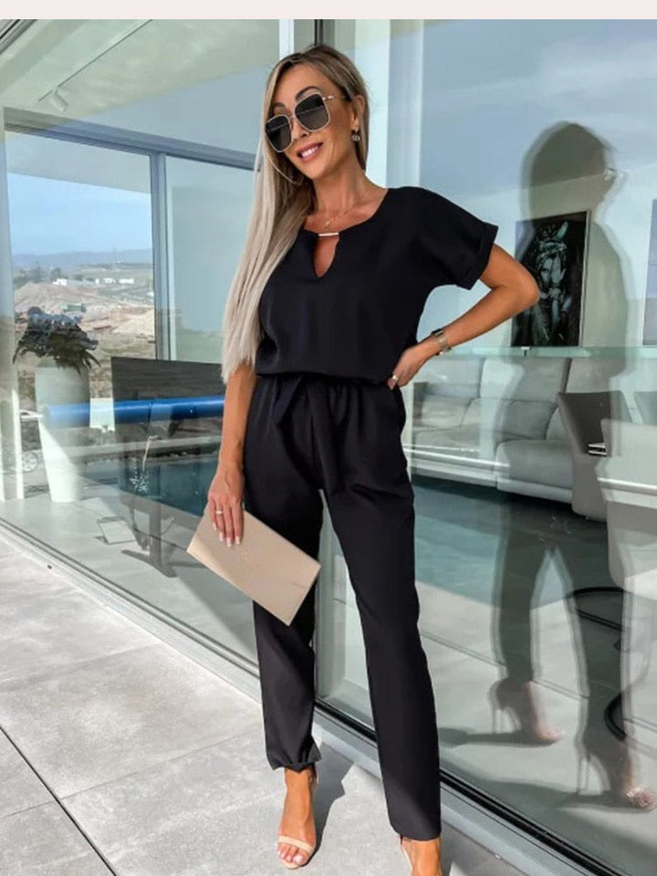 Chique dames jumpsuit met V-hals, geplooide mouwen en flatterende pasvorm. Ideaal voor dames die stijl waarderen.