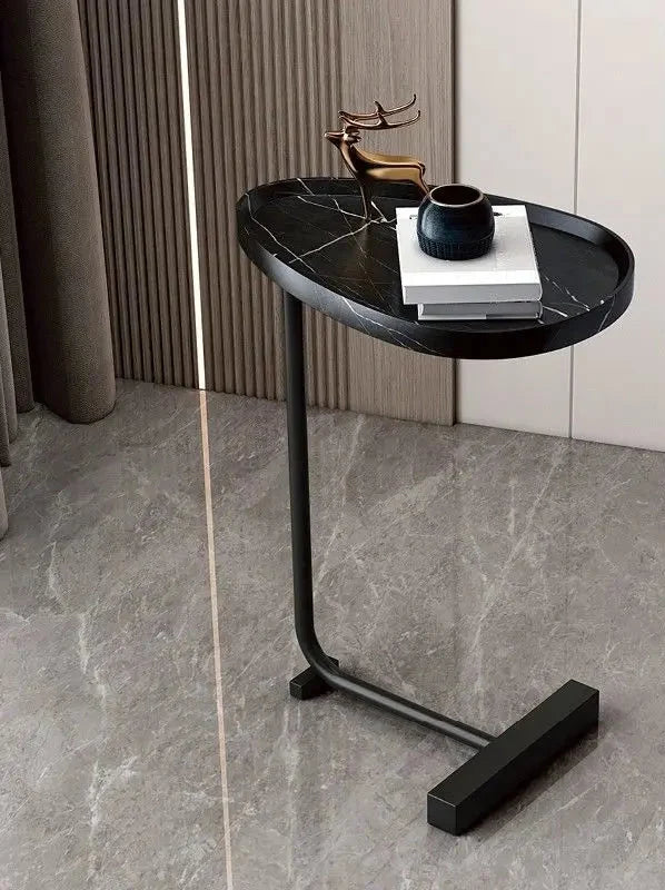 Compact nachtkastje met houten blad en metalen frame naast een modern bed