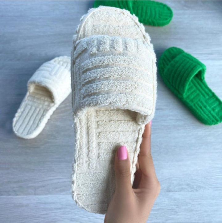 Comfortabele slof-slippers voor dames met flexibele zool, zijaanzicht