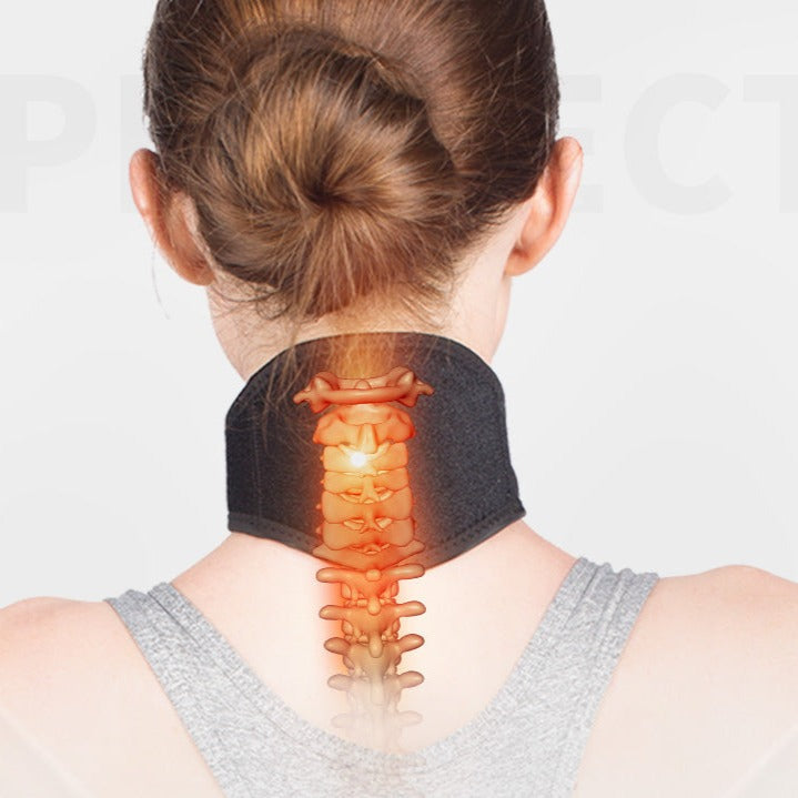 Vrouw draagt magnetische nekbrace voor pijnverlichting in de nek