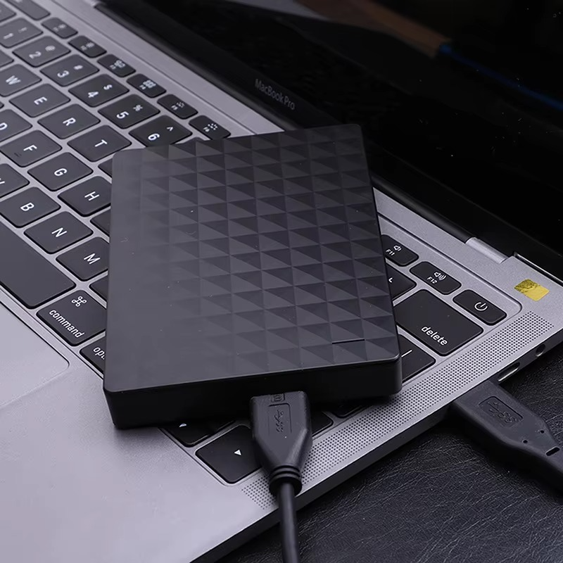 Detail van USB 3.0 poort op externe harde schijf 2TB voor snelle data overdracht en bestanden bewaren.