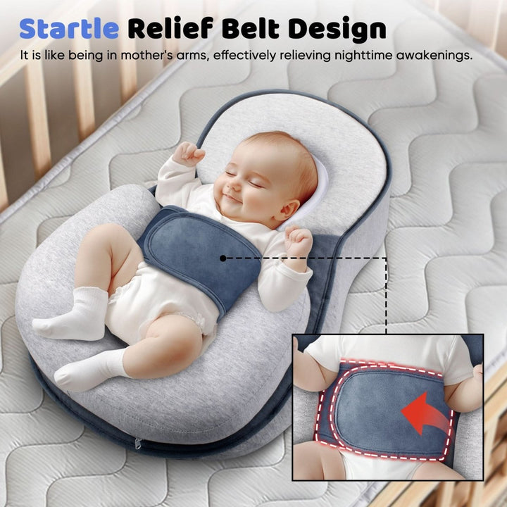 Slapende baby met verstelbare veiligheidsriem van het Nap Baby Kussen voor minder schrikreacties.