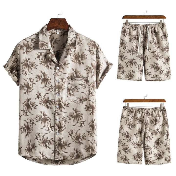 Hawaiiaanse heren outfit: t-shirt en korte broek. Luchtig en trendy voor strand of festival.
