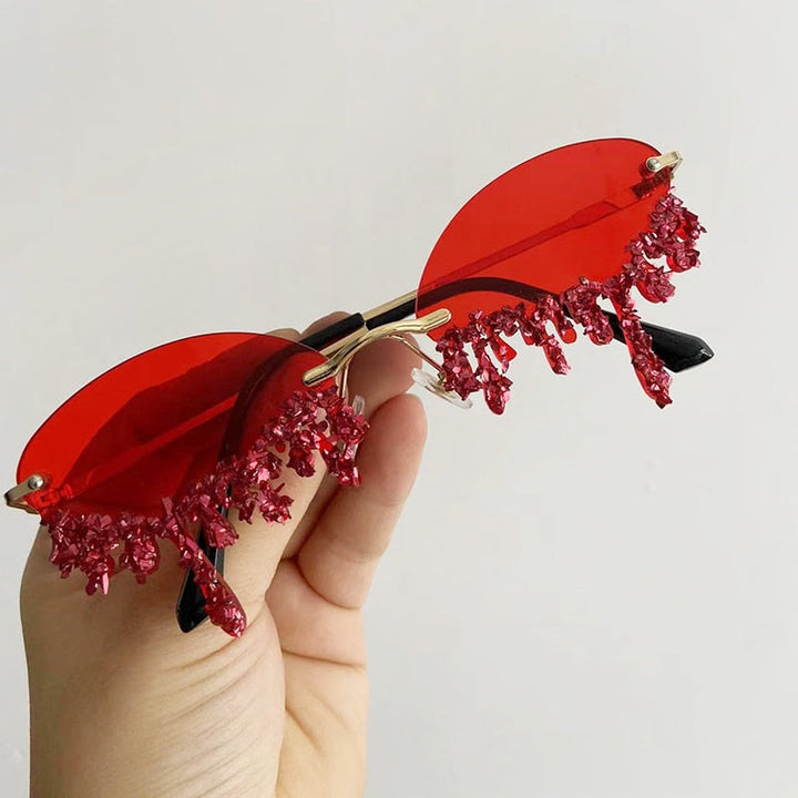'Cry me a Glitter' zonnebril voor dames, een kleurrijk en feestelijk fashion accessoire.