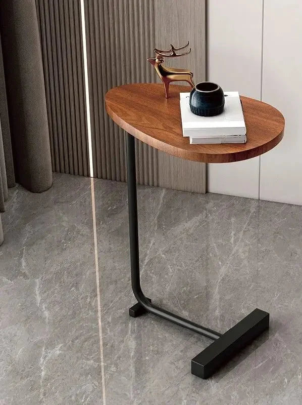 Moderne bijzettafel gedecoreerd met een stijlvolle lamp en plant in interieur