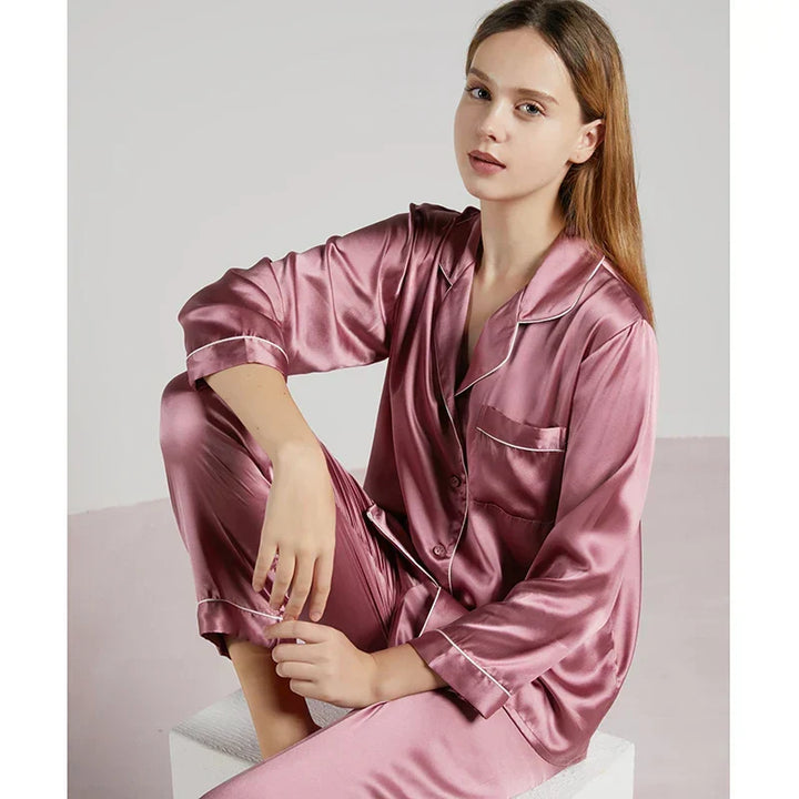 Zijdezachte stofgetextureerde dames pyjama in detail