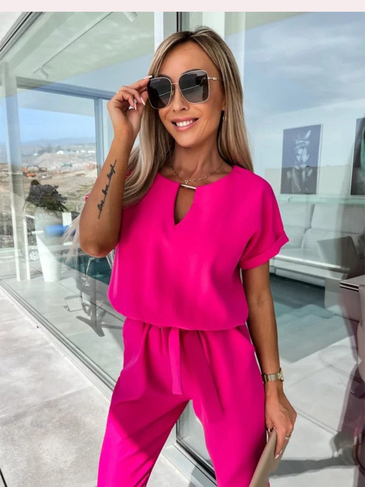 Stijlvolle dames jumpsuit met V-hals, geplooide mouwen en tailleband. Veelzijdige zomerkleding voor elke gelegenheid.