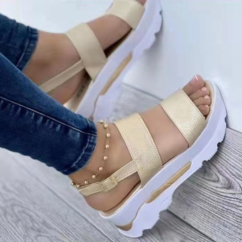 Dames sandalen met goudkleurige bandjes en witte plateauzool