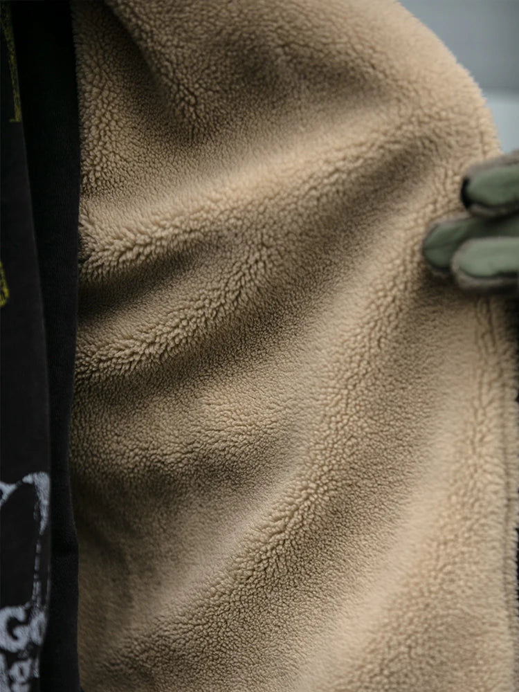 Detailopname van de zachte en warme binnenvoering van de fleece jas