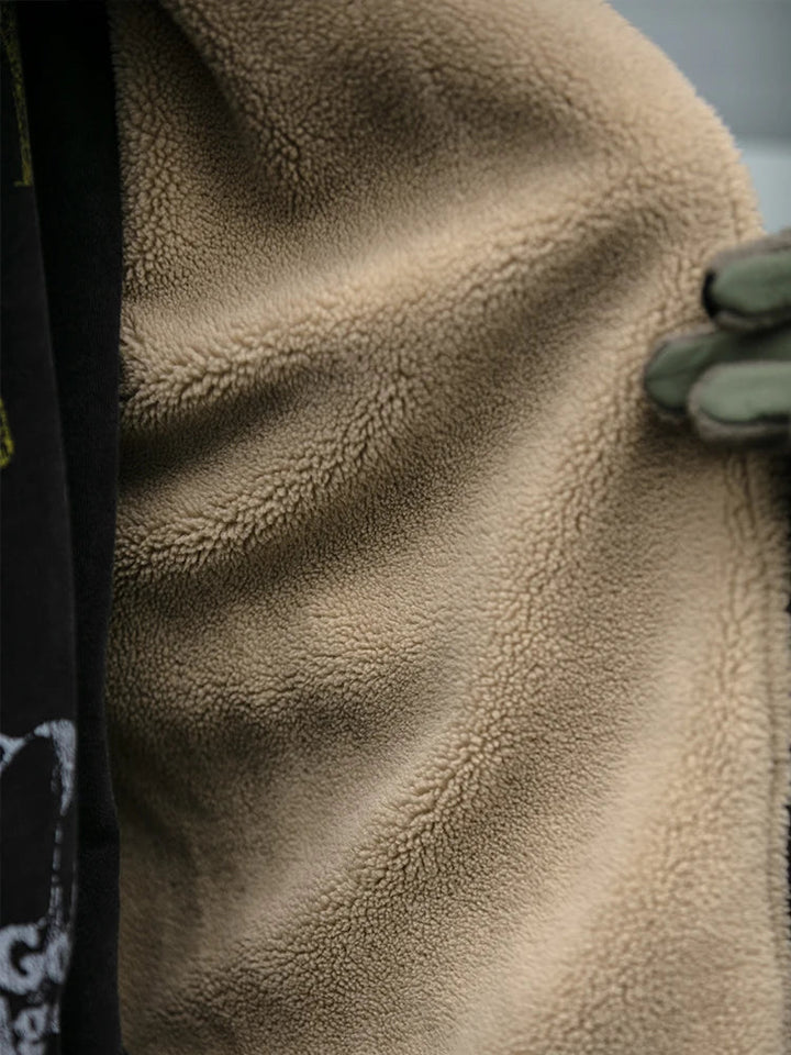 Detailopname van de zachte en warme binnenvoering van de fleece jas