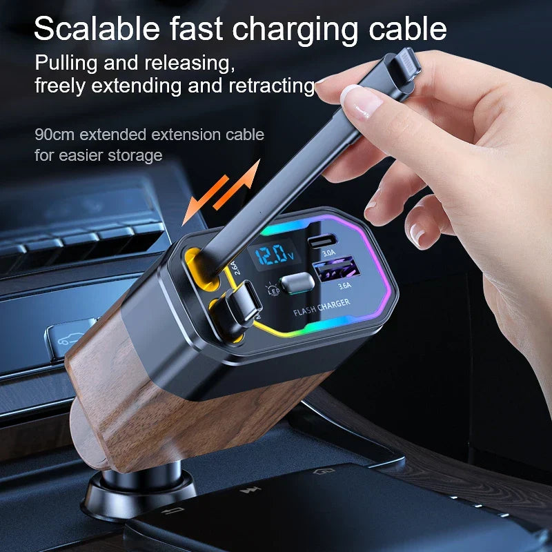 Autolader in gebruik, toont 120W snel opladen via USB-C en sigarettenaansteker voor reizen en gadgets.
