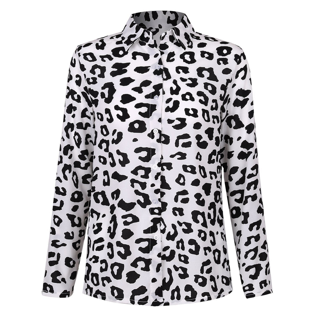 Platliggende foto van de damesbloemenblouse met knoopjes en korte mouwen