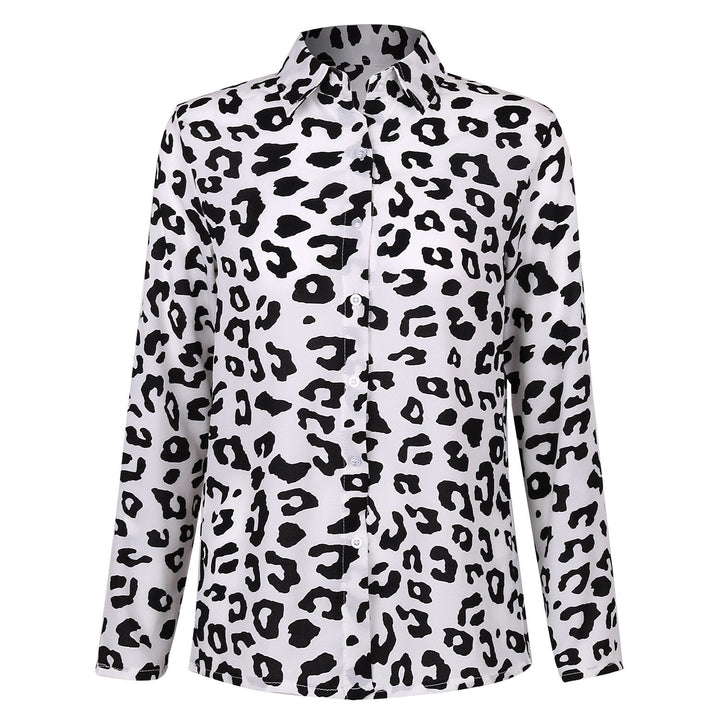 Platliggende foto van de damesbloemenblouse met knoopjes en korte mouwen