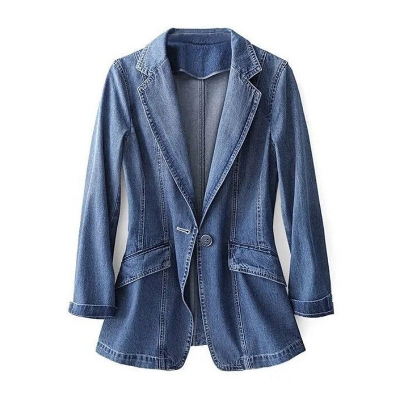 Voorzijde van de moderne denim blazer voor dames