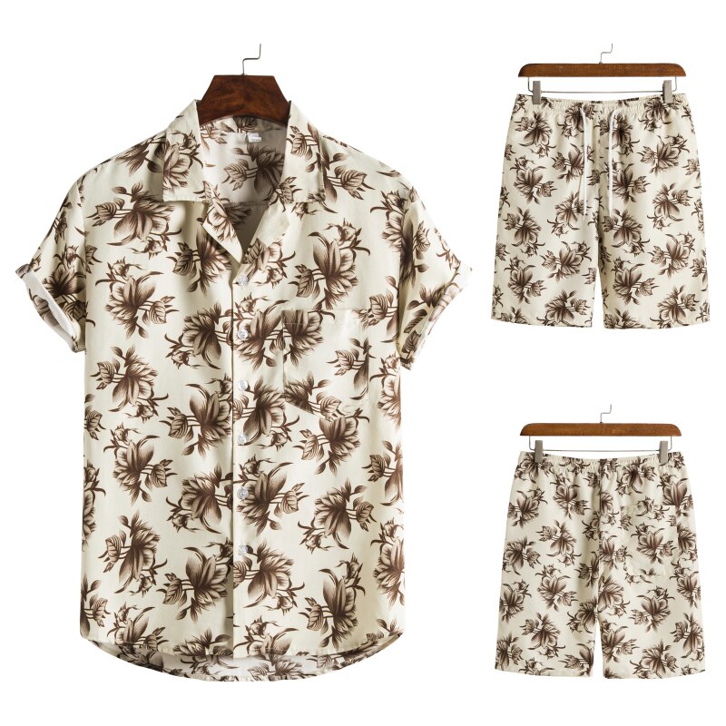 Trendy heren combi: Hawaï print t-shirt en shorts. Ideaal voor strand, vakantie of festival.