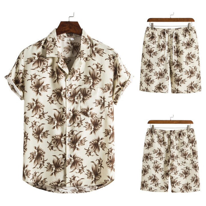 Trendy heren combi: Hawaï print t-shirt en shorts. Ideaal voor strand, vakantie of festival.