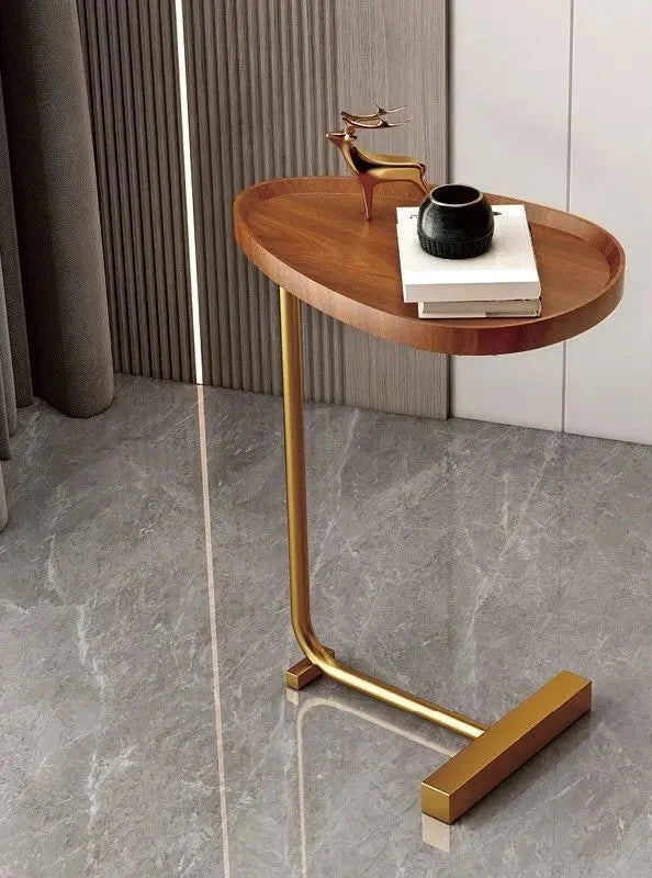 Zijaanzicht van het stevige metalen frame van de zwarte accenttafel