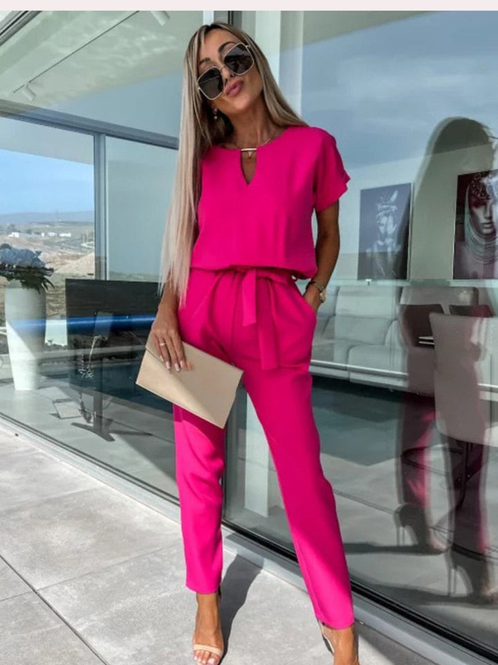 Dames jumpsuit met V-hals en geplooide mouwen, elegant voor zomerse dagen of feestjes. Comfortabel en stijlvol.