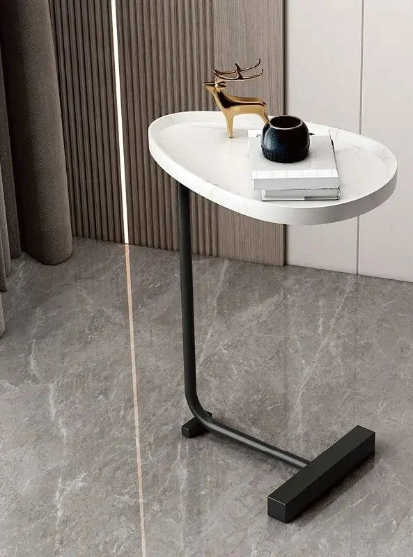 Sfeervolle woonkamerinrichting met de veelzijdige kleine tafel voor extra gemak
