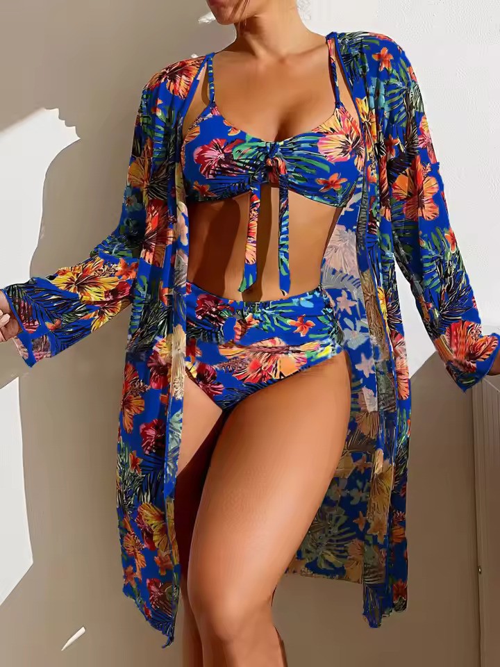 Kleurrijke dames bikini getoond op een passend model