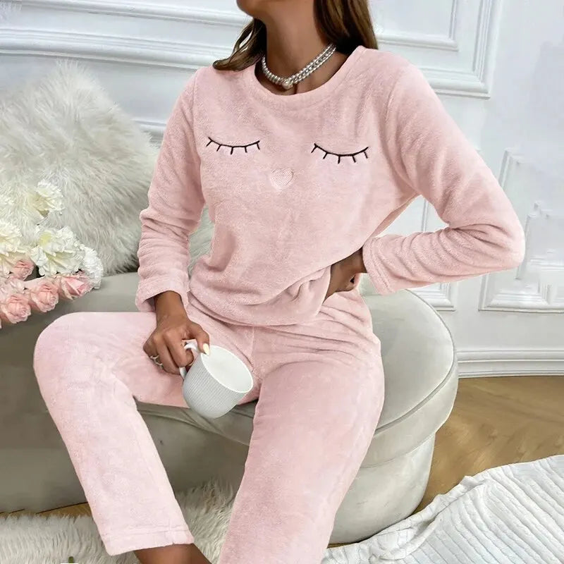 Fluweelzachte pyjamaset voor dames in stijlvol lichtgrijs voor koude nachten