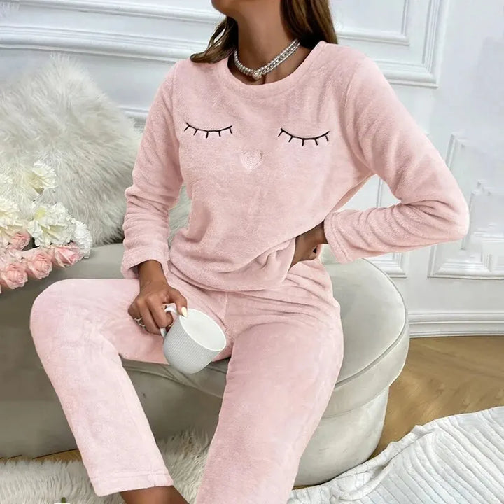 Fluweelzachte pyjamaset voor dames in stijlvol lichtgrijs voor koude nachten