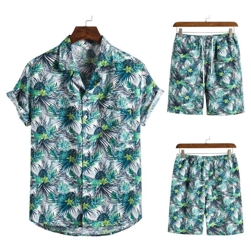 Zomerse heren combi: Hawaïaans t-shirt en bijpassende korte broek. Relaxte strandlook.