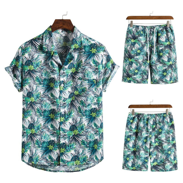 Zomerse heren combi: Hawaïaans t-shirt en bijpassende korte broek. Relaxte strandlook.