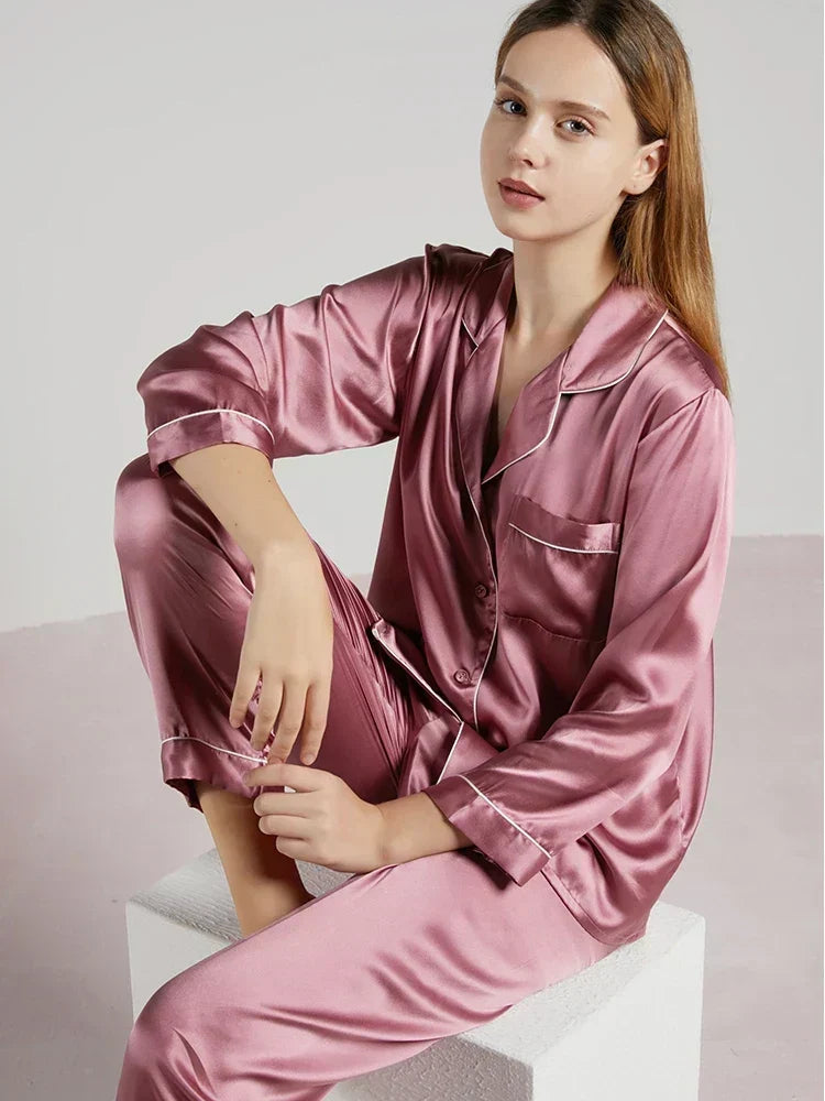 Detailopname van de roze damesslaapkleding met knopen