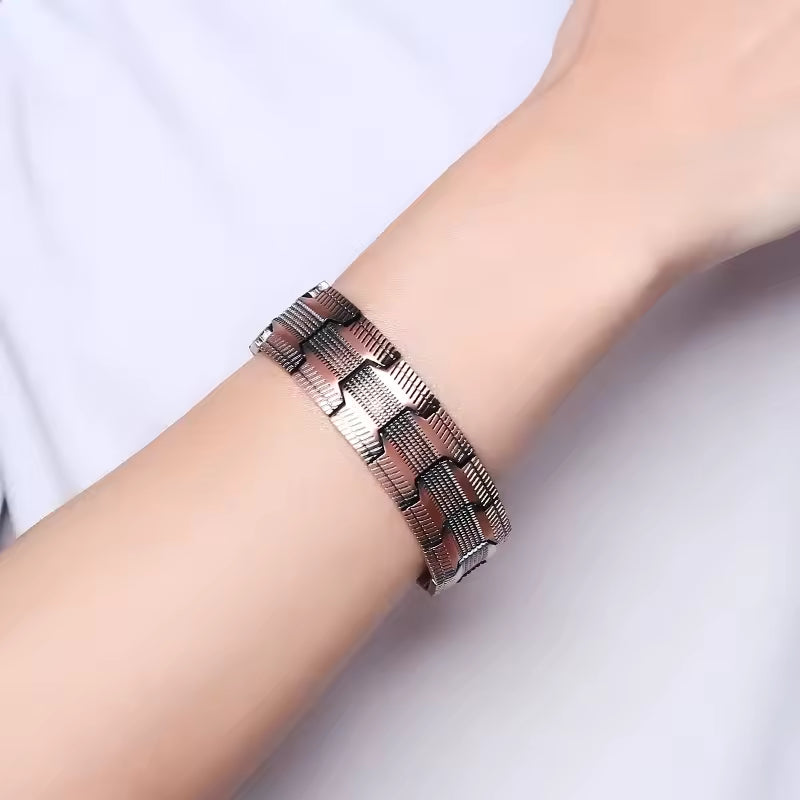Modieuze koperen armband met gezondheidseigenschappen in studioverlichting