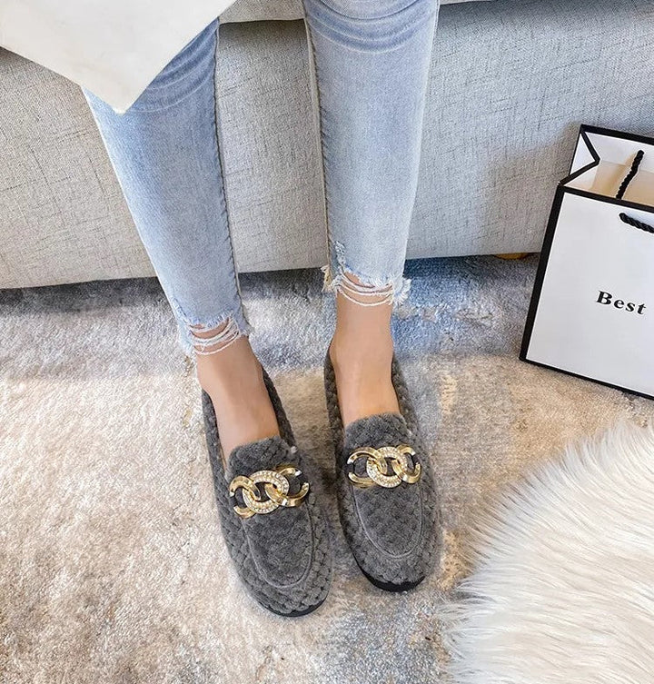 Dames loafers in grijs getoond vanuit een hoek voor modieuze look