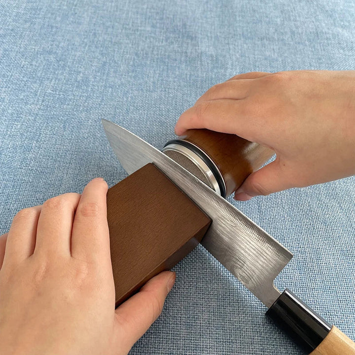 Detailopname van de professionele messenslijper met ergonomisch handvat