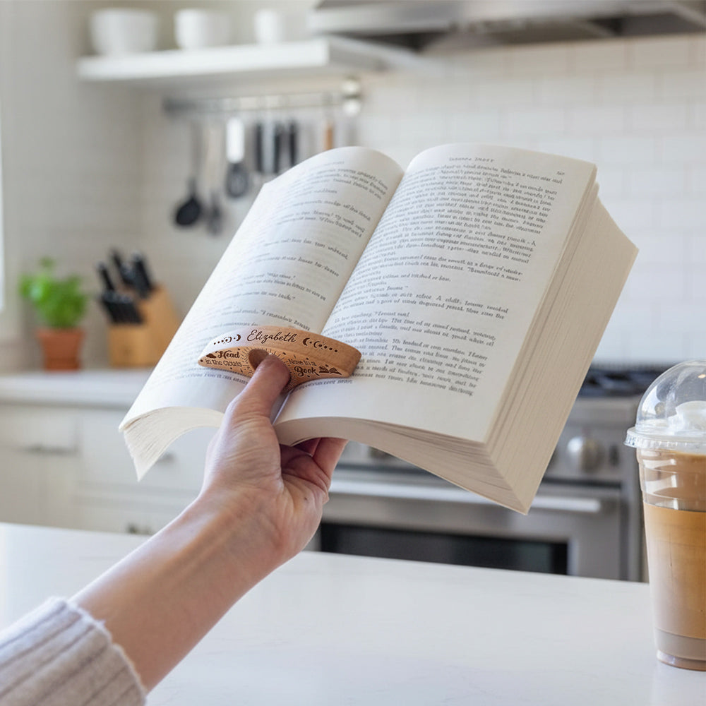 Elegante walnoothouten leeshulp, houdt je boek open voor ontspannen lezen.