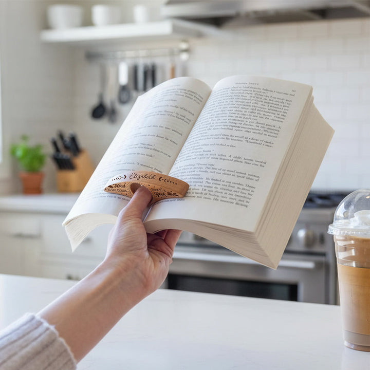 Elegante walnoothouten leeshulp, houdt je boek open voor ontspannen lezen.
