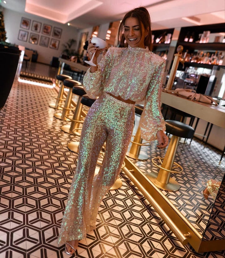 Stijlvolle dames outfit met glitters in een bar