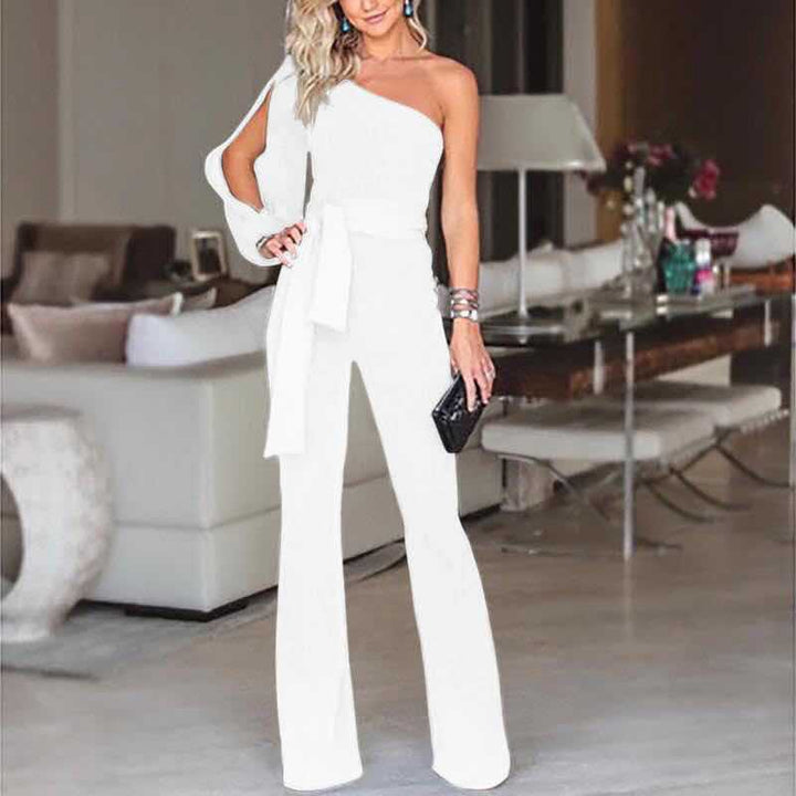 Groene dames jumpsuit met een dynamische open mouw, perfect voor een zomerse avond