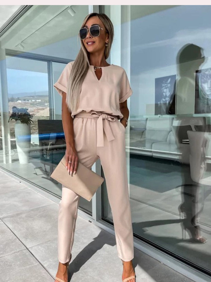 Dames jumpsuit met V-hals, geplooide mouwen en taille. Een modieuze en comfortabele keuze voor dameskleding.