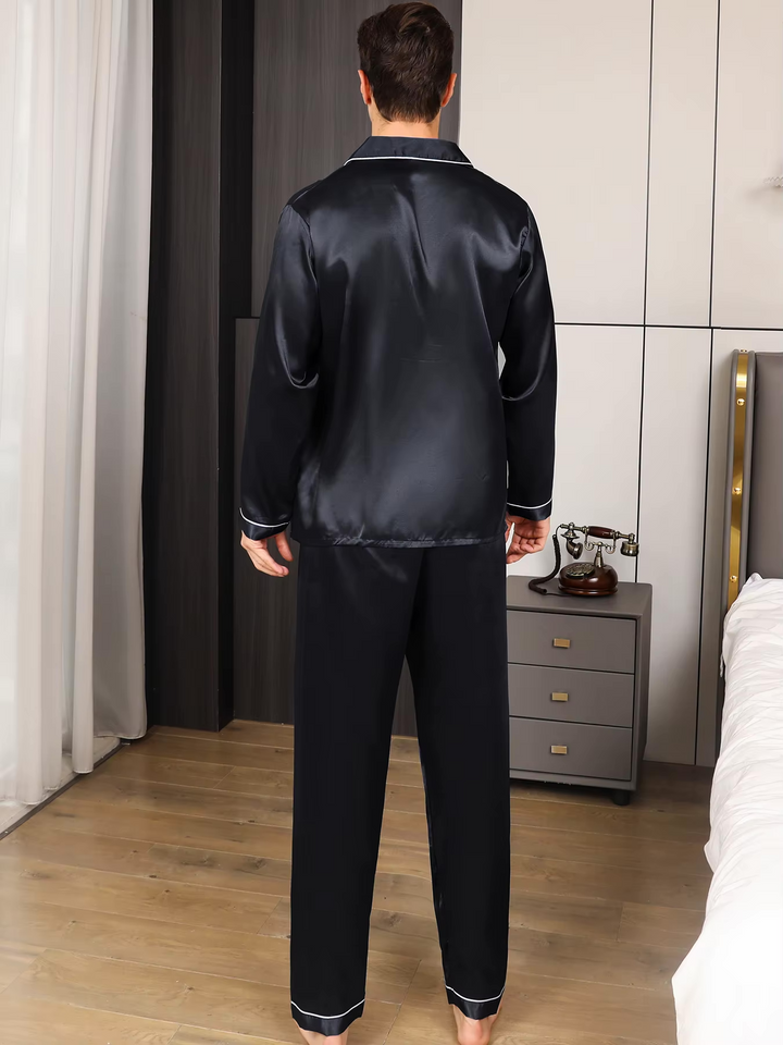 Man ontspant in luxe heren pyjamaset, perfecte loungekleding. Comfortabel en ademend voor thuis of cadeau.