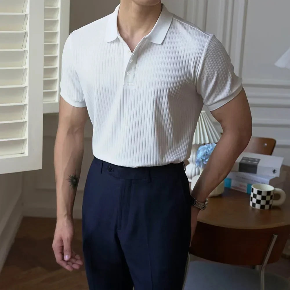 Model poseert in een witte heren slim fit polo met knoopsluiting
