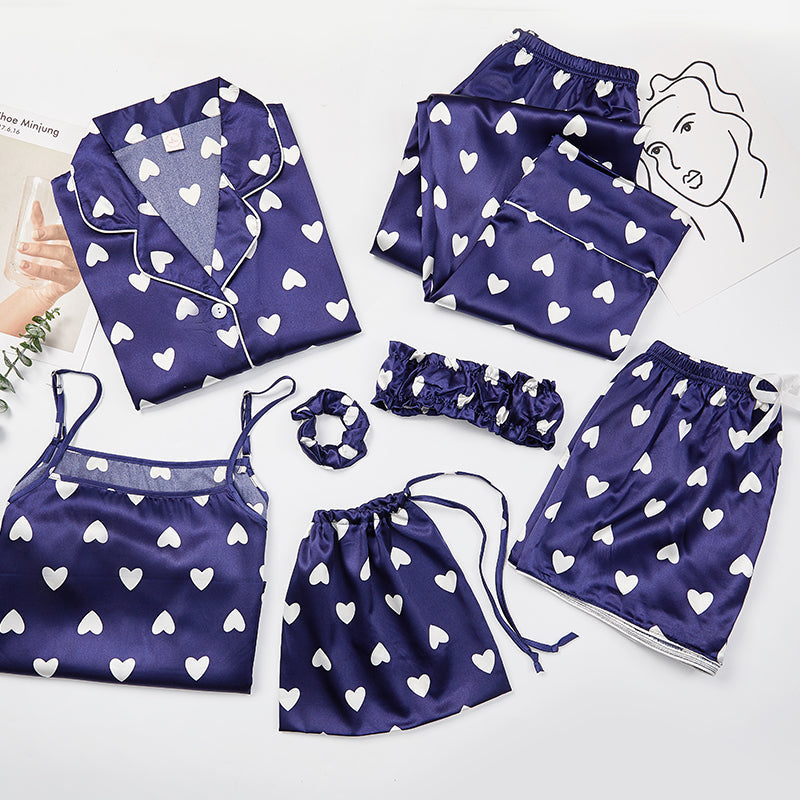 Blauwe pyjama set met hartjesmotief en handig opbergtasje